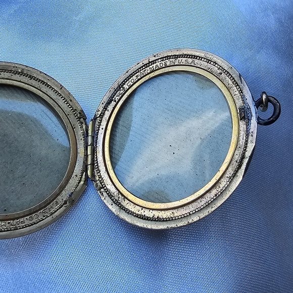 Vintage Gold Locket with Engraving - Picture 2 of 6